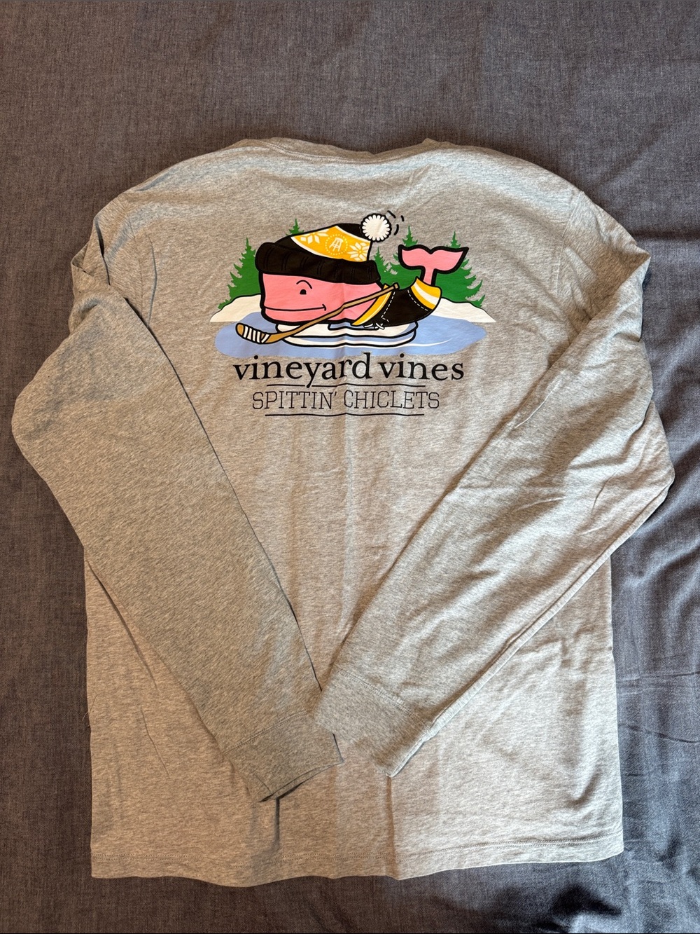 🦩Vineyard Vines Heather Gray Long Sleeve Tee with Pink Whale Ski Graphic